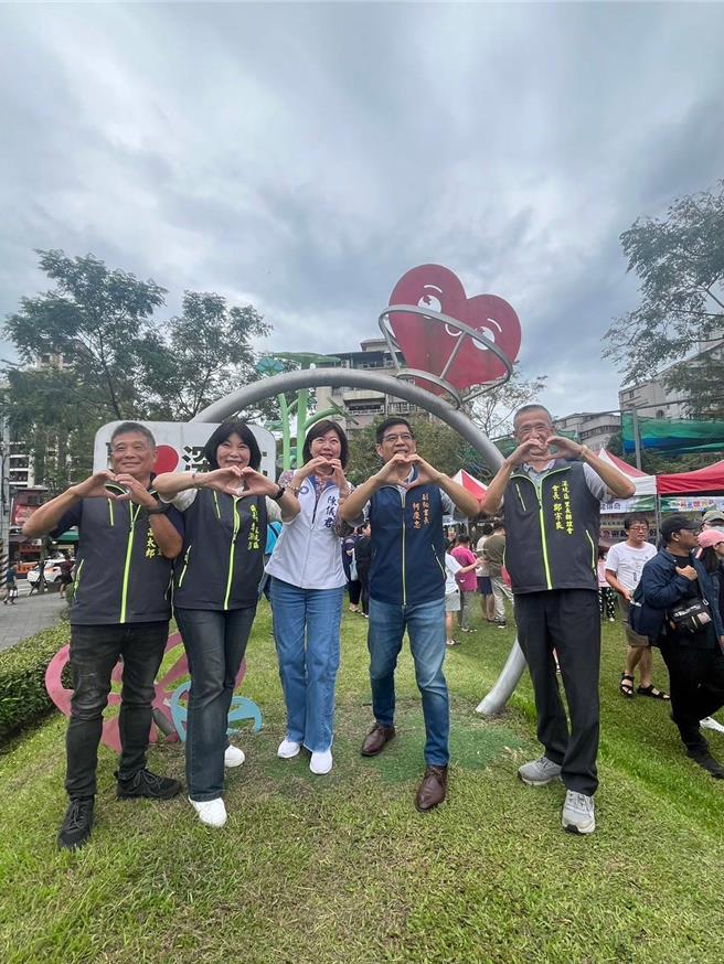 「2024新北市深坑四宝文化节」26日举行，新北市副秘书长柯庆忠、深坑区长李漪萍等人合影。（深坑区公所提供）