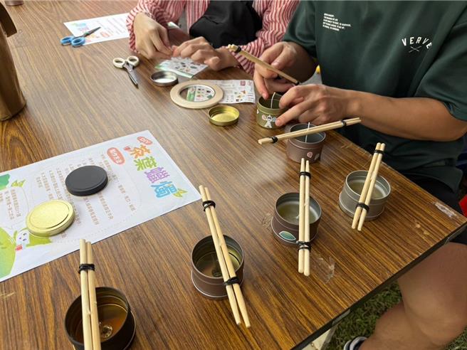 「2024新北市深坑四宝文化节」26日举行，其中「四宝环游工作坊」教导亲手制作茶叶蜡烛。（深坑区公所提供）