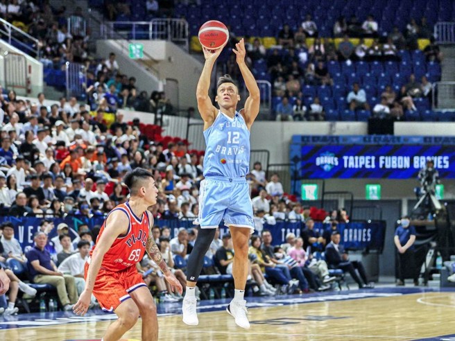 林志杰在卢峻翔面前起身跳投。(富邦勇士提供)