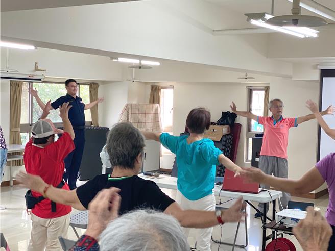 北市保大員警與里民一起做韻律體操，並傳遞防詐觀念。（翻攝照片／林郁平台北傳真）