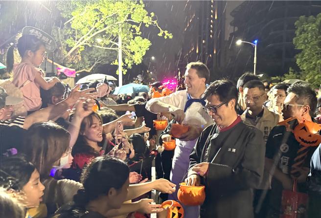 高雄市政府26日在神农路举行万圣节游行活动，高雄市长陈其迈（前右二）到场与民眾互动。（林瑞益摄）