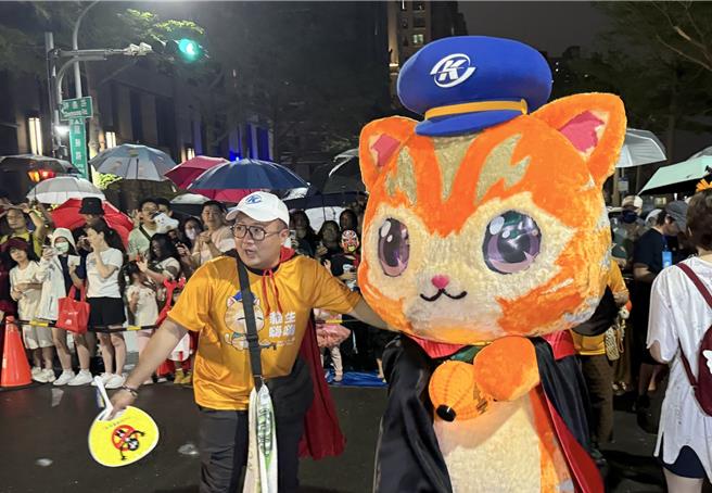 高雄市政府26日在神农路举行万圣节游行活动，图为蜜柑造型的玩偶参加活动，相当吸睛。（林瑞益摄）