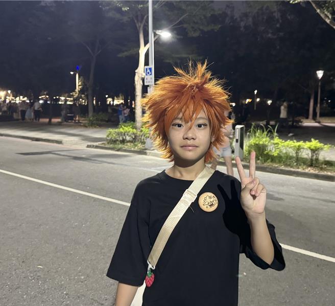 高雄市政府26日举行万圣节游行活动，图为民眾扮成动漫《排球少年》的角色。（林瑞益摄）