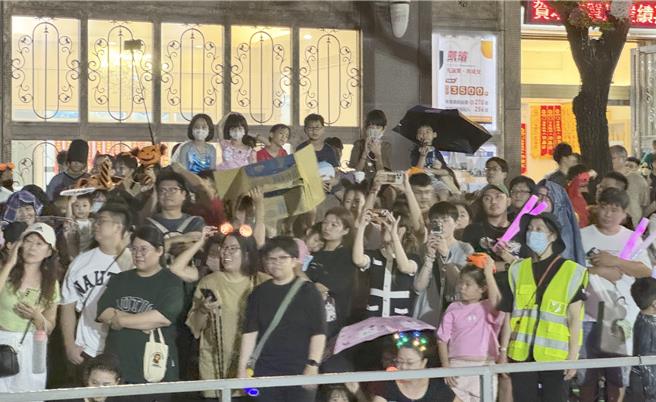 高雄市政府26日举行万圣节游行活动，吸引许多民眾到场观赏。（林瑞益摄）