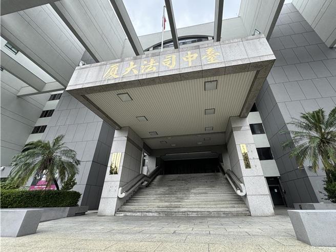 台中市陳姓男子去年10月因不滿鄧姓女友與另名男子交往且發生關係，持掃把、鐵棒毆打小王並要求對方全裸下跪，更逼簽下350萬元借據；台中地院認為陳男涉凌虐、剝奪他人自由，犯案後避重就輕，依妨害自由罪判處2年4月徒刑。（本報資料照片）