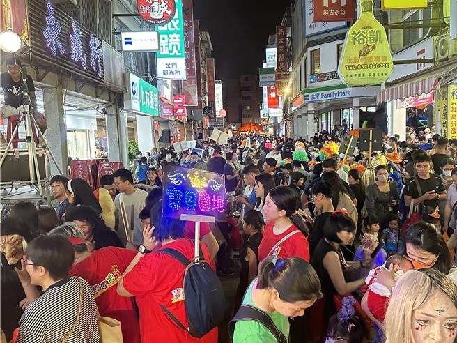 金門金城鎮公所今日晚間舉辦2024「後浦搞什麼鬼」萬聖節主題活動，大、小朋友幾乎擠滿了整條街，參加人潮非常踴躍。（圖／金城鎮公所）