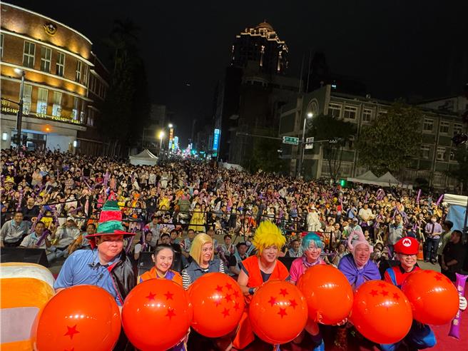 新竹市政府主办的「NOW GO搞怪趴」万圣节大游行活动，26日晚间7时登场。（陈育贤摄）