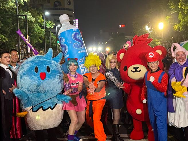 新竹市政府主办的「NOW GO搞怪趴」万圣节大游行活动，26日晚间7时登场。（陈育贤摄）