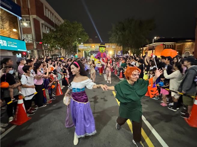 新竹市政府主办的「NOW GO搞怪趴」万圣节大游行活动，26日晚间7时登场。（陈育贤摄）