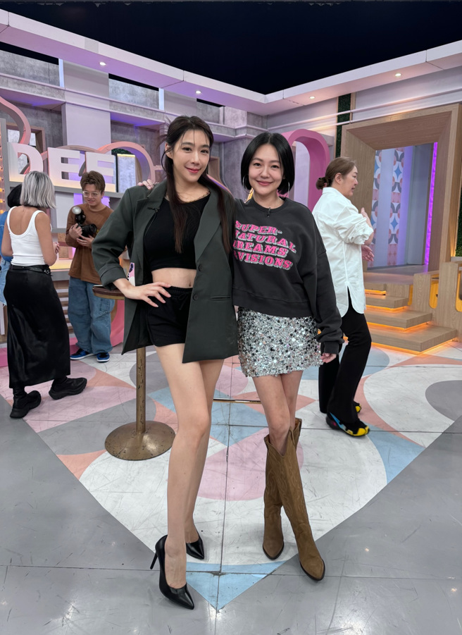 依依同框小S辣秀美腿掀暴动。（图／Threads@twins_ee_）