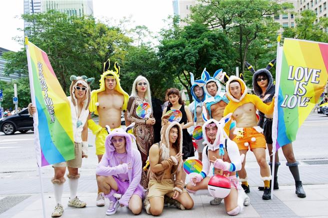 何超仪（中间黑洋装）力挺同志，首度来台参加同志大游行。（图／825电影公司提供）