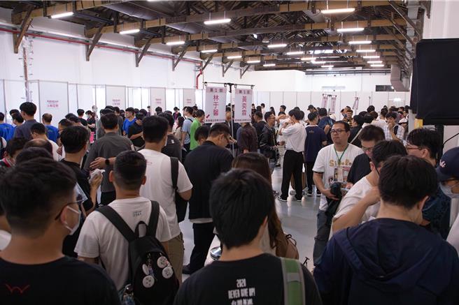 AKB48 Team TP握手会现场挤满粉丝。（好言娱乐提供）