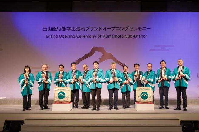 台北驻福冈经济文化办事处处长陈铭俊（左五） 、熊本市市长大西一史（左四）、玉山金控董事长黄男州（左三）、九州商工会议所连合会会长谷川浩道（左二）、玉山金控总经理陈茂钦（右四）、熊本县商工会议所连合会会长久我彰登（右六）等出席玉山银行熊本出张所开业晚宴。图／玉山银提供