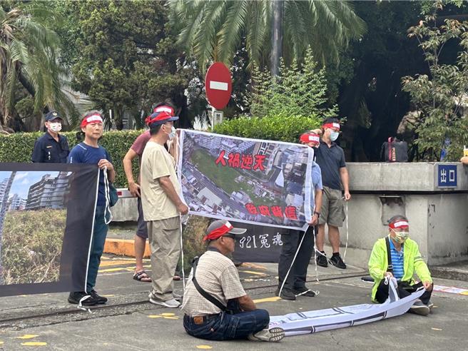 台中市太平區「新坪公園社區」大樓在921地震中倒塌，約20名受災戶26日到台中地檢署按鈴申告，認為建商自辦都更時程延宕，市府卻未依法撤銷建商實施者資格，控訴市長盧秀燕瀆職與圖利。（陳惠澤提供／潘虹恩台中傳真）
