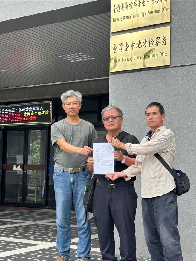 台中市太平區「新坪公園社區」大樓在921地震中倒塌，約20名受災戶26日到台中地檢署按鈴申告，認為建商自辦都更時程延宕，市府卻未依法撤銷實施者資格，控訴市長盧秀燕瀆職與圖利。（陳惠澤提供／潘虹恩台中傳真）