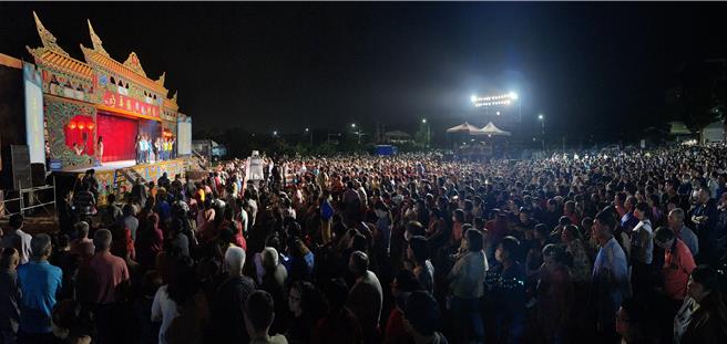 明华园戏剧总团来到八堡圳源头的彰化县二水乡，在水心之初大草原由无敌小生孙翠凤领衔主演「八堡圳传奇」，吸引爆满人潮到场观赏。（彰化县政府提供／孙英哲彰化传真）