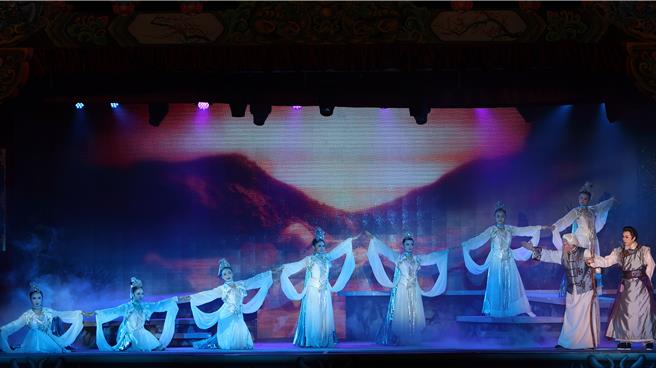 明华园戏剧总团来到八堡圳源头的彰化县二水乡，在水心之初大草原由无敌小生孙翠凤领衔主演「八堡圳传奇」，吸引爆满人潮到场观赏。（彰化县政府提供／孙英哲彰化传真）