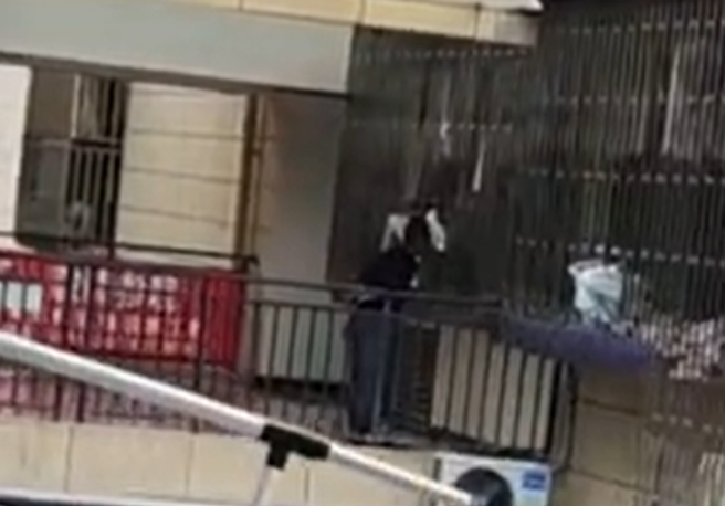 大陆有男子鬼鬼祟祟的偷闻晾在窗子上的女性内衣裤，而这样的行为也被偷拍下来。（图／翻摄自微博）