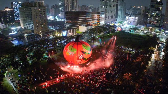 高雄萬聖派對湧入8萬人參與，雖然碰見下雨天，民眾熱情不減。（高市府提供／紀爰高雄傳真）