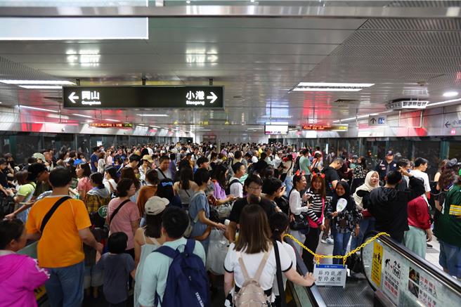 活動鄰近高雄捷運，高捷公司也啟動在6分鐘班距基礎上，針對凹子底站調度加班空車疏散旅客，最密達到3分鐘1班，捷運站內有計劃地進行人潮管制。（高雄捷運提供／紀爰高雄傳真）