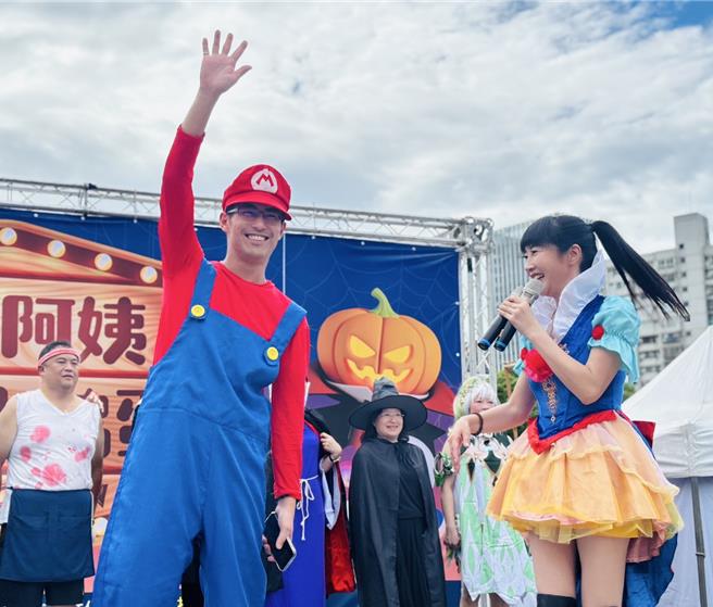 林口万圣节游行活动吸引将近9000人扮装参加，议员蔡淑君以白雪公主造型现身。（新北市议员蔡淑君提供）