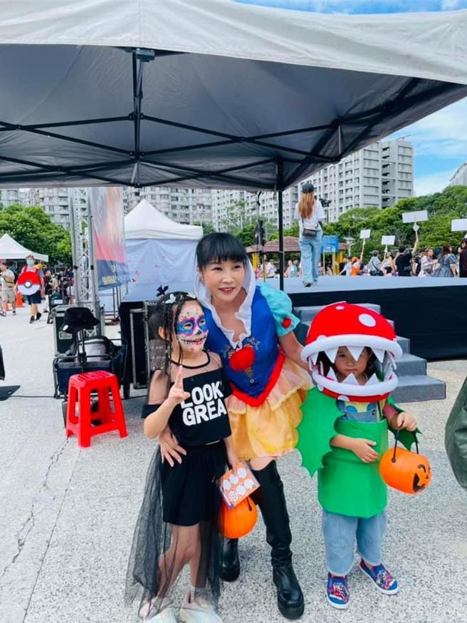 「淑君阿姨」今年扮成白雪公主，与小朋友们热情互动。（新北市议员蔡淑君提供）