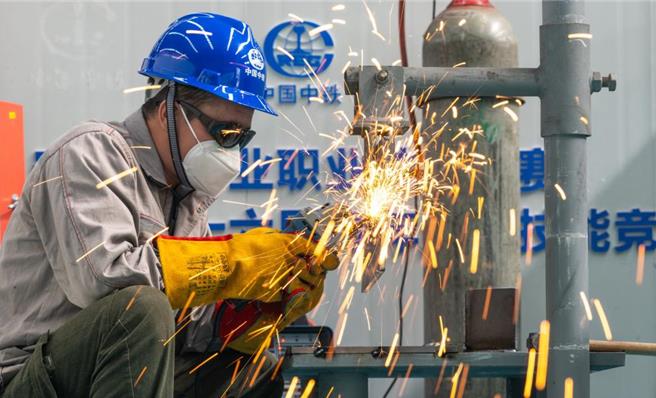 工匠引领！陆这样壮大产业工人主力军。图为4月27日中铁四局青年技术能手在安徽省行业职业技能竞赛焊接实操比赛比拚。（新华社）