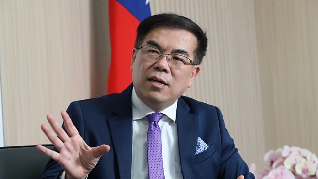 環境部長彭啟明25日指出，碳費制度初期以「精準打擊」排碳大戶的方式，減緩民生物價衝擊。圖／本報資料照片