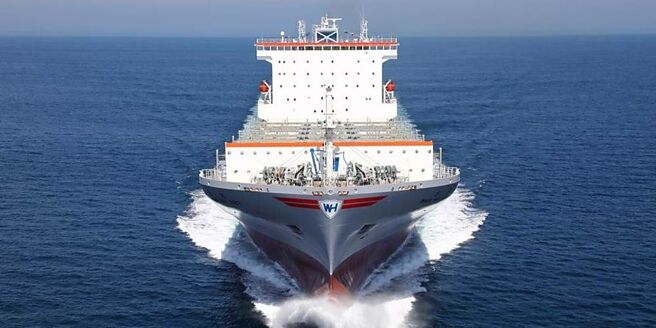 万海25日宣布分别向韩国三星、现代造船厂各订造四艘16,000TEU甲醇双燃料货轮，共计八艘16,000TEU甲醇双燃料货轮。图／本报资料照片