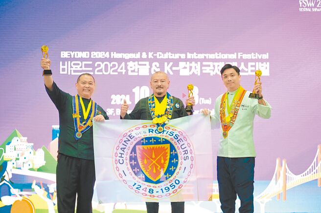 由何京寶主廚（中）領軍的食況主國際，參賽的五項美食料理全部獲得最高獎項，勇奪五面金牌。圖／食況主國際提供