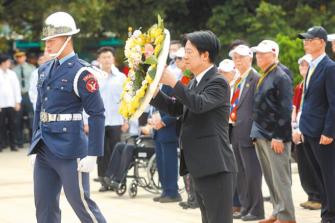 赖清德总统25日再度到金门，主持古寧头战役75周年追思祭悼典礼，并献花致意。（邓博仁摄）