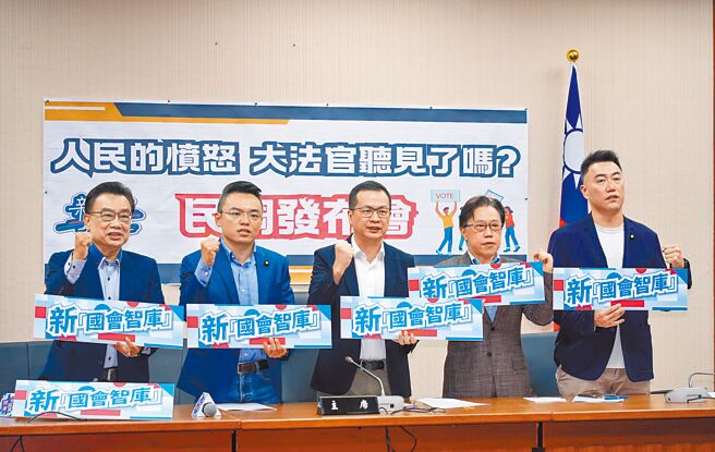 民眾黨立委林國成（左起）、國民黨立委洪孟楷、羅智強、中國文化大學廣告學系專任教授兼系主任鈕則勳、立委林沛祥25日出席新國會智庫民調發布會，結果顯示逾8成民眾不支持廢死，也不贊成大法官對死刑審判和執行增加門檻。（羅永銘攝）