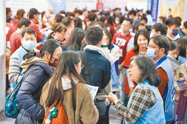 大學甄選入學委員會25日公布114學年度大學「繁星推薦」暨「申請入學」校系參採學測科目情形，申請入學採計1科的學系高達294個。圖為大學暨技職校院多元入學博覽會。（本報資料照片）