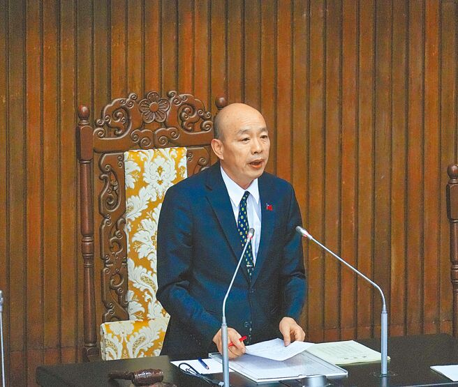 國民黨立委徐巧芯等人原擬具《民防法》修正案於昨日立法院會中闖關付委審查，民進黨團提議退回程序委員會，不過在倒數10秒時，韓國瑜（見圖）宣讀，國民黨團表示「沒有異議」，最終將本修正案退回程序委員會。（羅永銘攝）