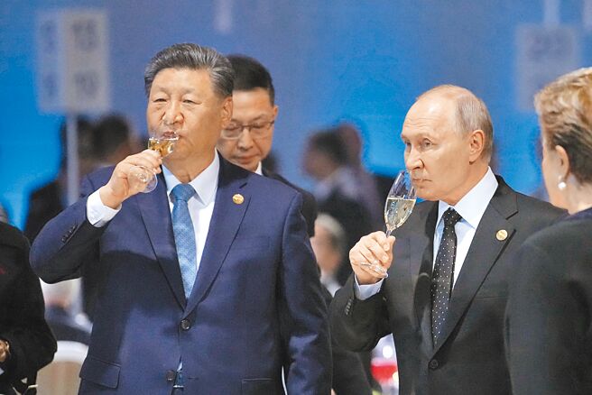 《华尔街日报》24日爆料，俄国总统普丁（右）曾为了帮助中国国家主席习近平（左）；要求马斯克不要给台湾星链。（美联社）