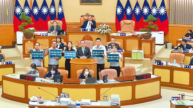 新北市議會25日總質詢，民進黨團讓議場變為爭取中央總預算過關的陳情大會。（高鈞麟攝）