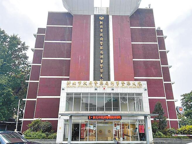 新北地檢署24日指揮調查局台中市調查處兵分7路搜索土城警分局、新北市刑大，帶回鄭等5名警察、製作不實筆錄女子1人。圖為新北市刑大外觀。（本報資料照片）