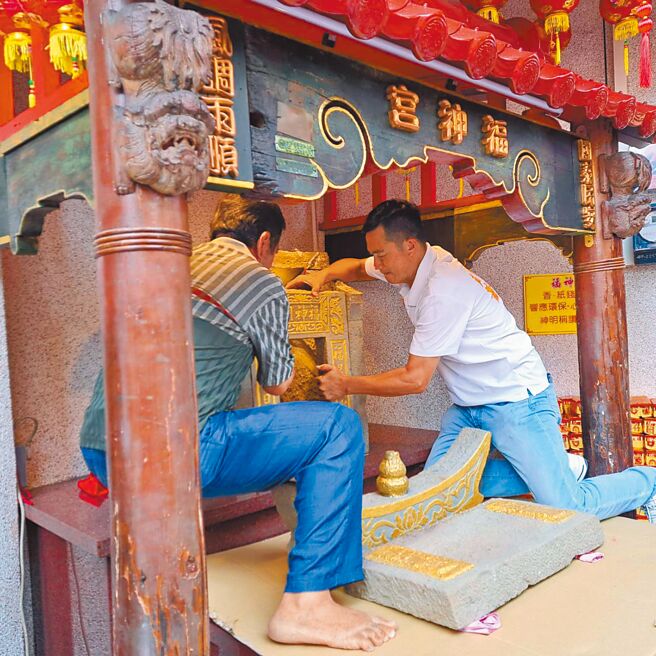 员林市民生里里长萧上笔（右）组装土地公庙。（萧上笔提供／叶静美彰化传真）