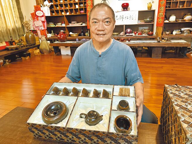 台南市善化區鼎甲窯主人黃怡文的天目釉、郎紅等作品，受邀參加日本京都市傳統產業博物館11月中旬展覽。（寶智華攝）