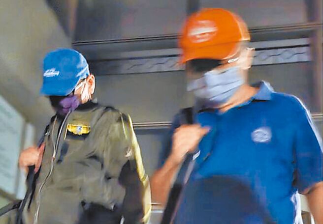 台南地檢署聲押台鹽綠能公司前董事長陳啟昱（右）、前總經理蘇坤煌（左）等被告失利後，25日已檢具2大理由提起抗告。（本報資料照片）