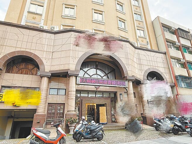 高雄有民眾到醫院施打疫苗，卻發現院方將就醫紀錄登記為厭食症、皮膚病，質疑醫院不實申報健保費。（紀爰攝）