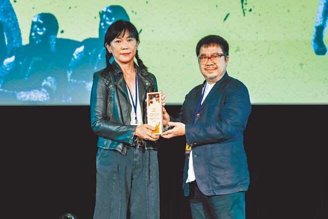 王羽女兒王加露（左）以及中心董事長褚明仁25日出席國家影視中心舉辦的年度修復成果暨感謝儀式。（國家影視文化中心提供）