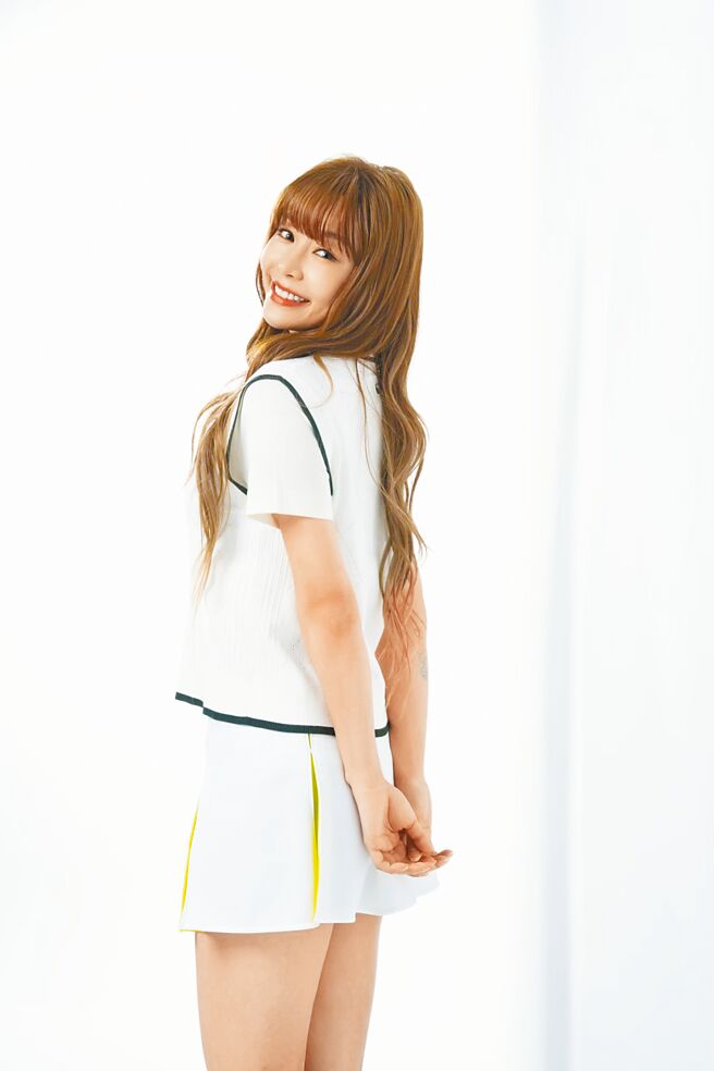 啦啦队女神Yuri曾是偶像女团练习生，后来转战啦啦队延续表演梦，日前推出个人首张EP《Catch Yu》。（摄影／石智中‧服装提供／LACOSTE）