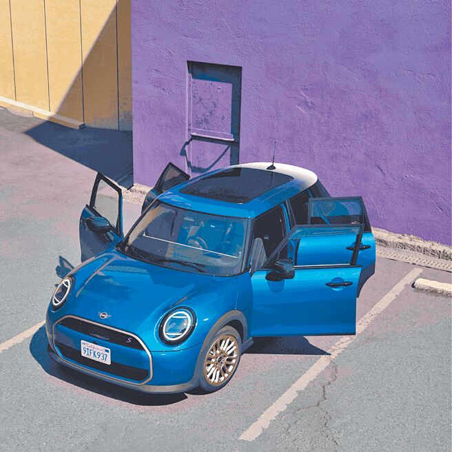 经典MINI掀背全新推出五门设计，空间升级，便利性倍增，MINI Cooper C、Cooper S售价分别为158、186万元。（汎德提供）