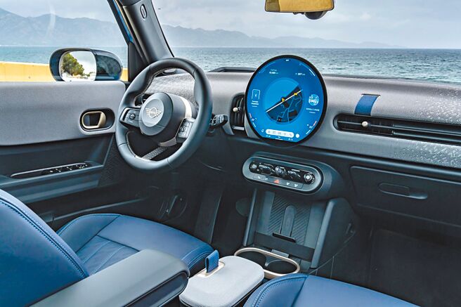 中央OLED萤幕成为内装焦点，提供高解析度显示和便捷操作。（汎德提供）