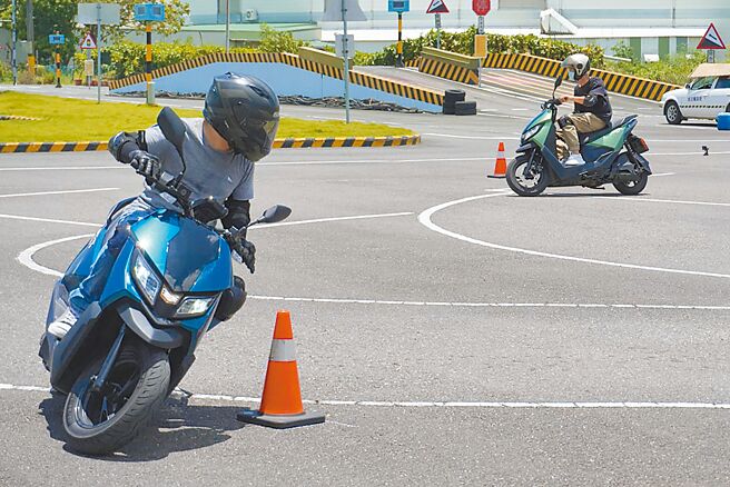 为了推广安全驾驶观念及提升电动机车使用者的驾驶技术，eMOVING近期在台中、台南、新北成功举办安全驾驶讲座与金卡纳挑战赛。参加者不但能学习到安全驾驶知识，还能透过实际操作EZ-R车款（见图）强化驾驶技术。eMOVING预计11月3日将举办「安驾与金卡纳挑战赛」桃园场，开放报名中（https://reurl.cc/0ddgkl）。（中华汽车提供）