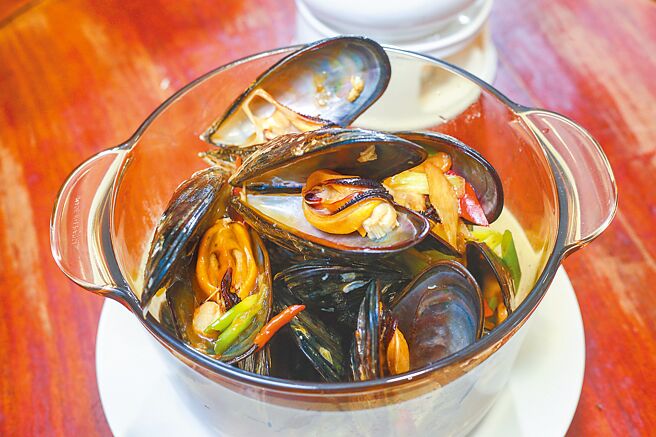 每年9到11月是马祖淡菜的产期，点水楼的「鲜炒马祖淡菜」肉质肥美饱满，以酱香突显其鲜甜美味。（粘耿豪摄）