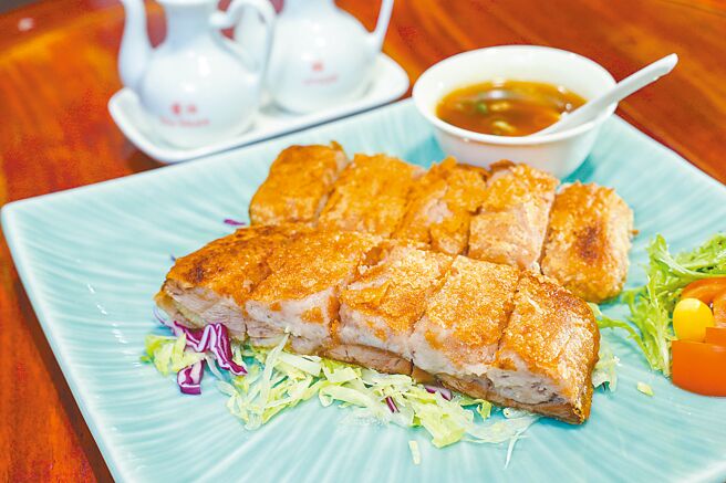 越来越少师傅会做的「芋泥香酥鸭」，这道工序繁复的功夫菜，是点水楼的宴客名菜。（粘耿豪摄）