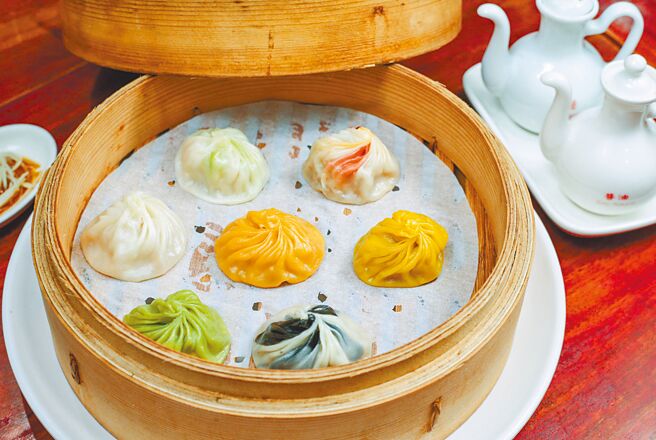 点水楼的「七彩小笼包」曾获得网路票选为「全台最好吃小笼包」，也是店内必吃的招牌料理。（粘耿豪摄）