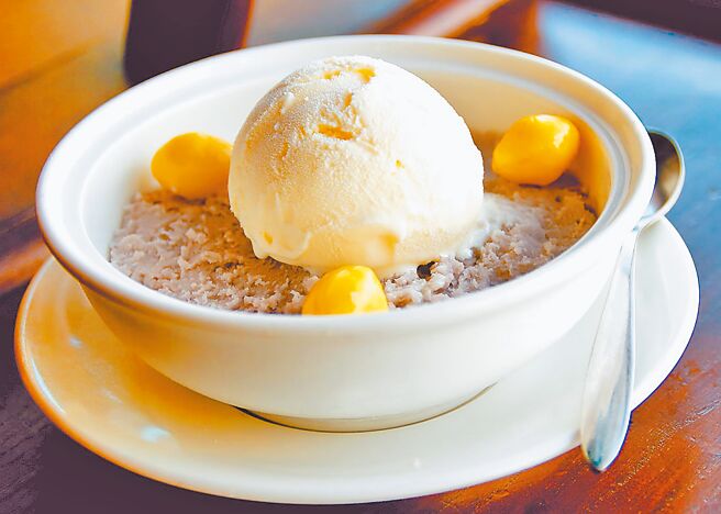 「百果芋泥佐皇家卡比索冰淇淋」将香甜浓郁的皇家卡比索香草冰淇淋，巧妙结合台湾人喜爱的芋头，滋味老少咸宜。（点水楼提供）